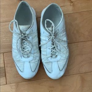Cheer shoes